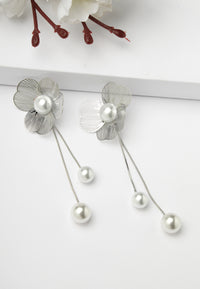 Pendientes colgantes de perlas plateadas florales