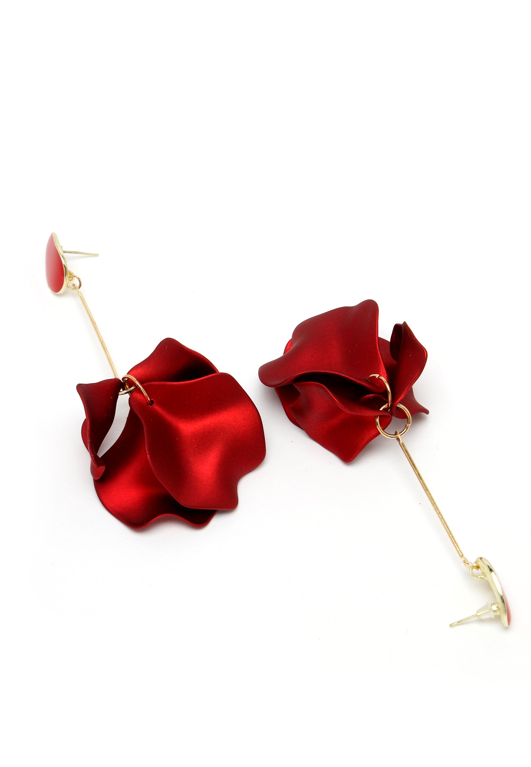 Kolczyki zwisające z płatkami czerwonej róży