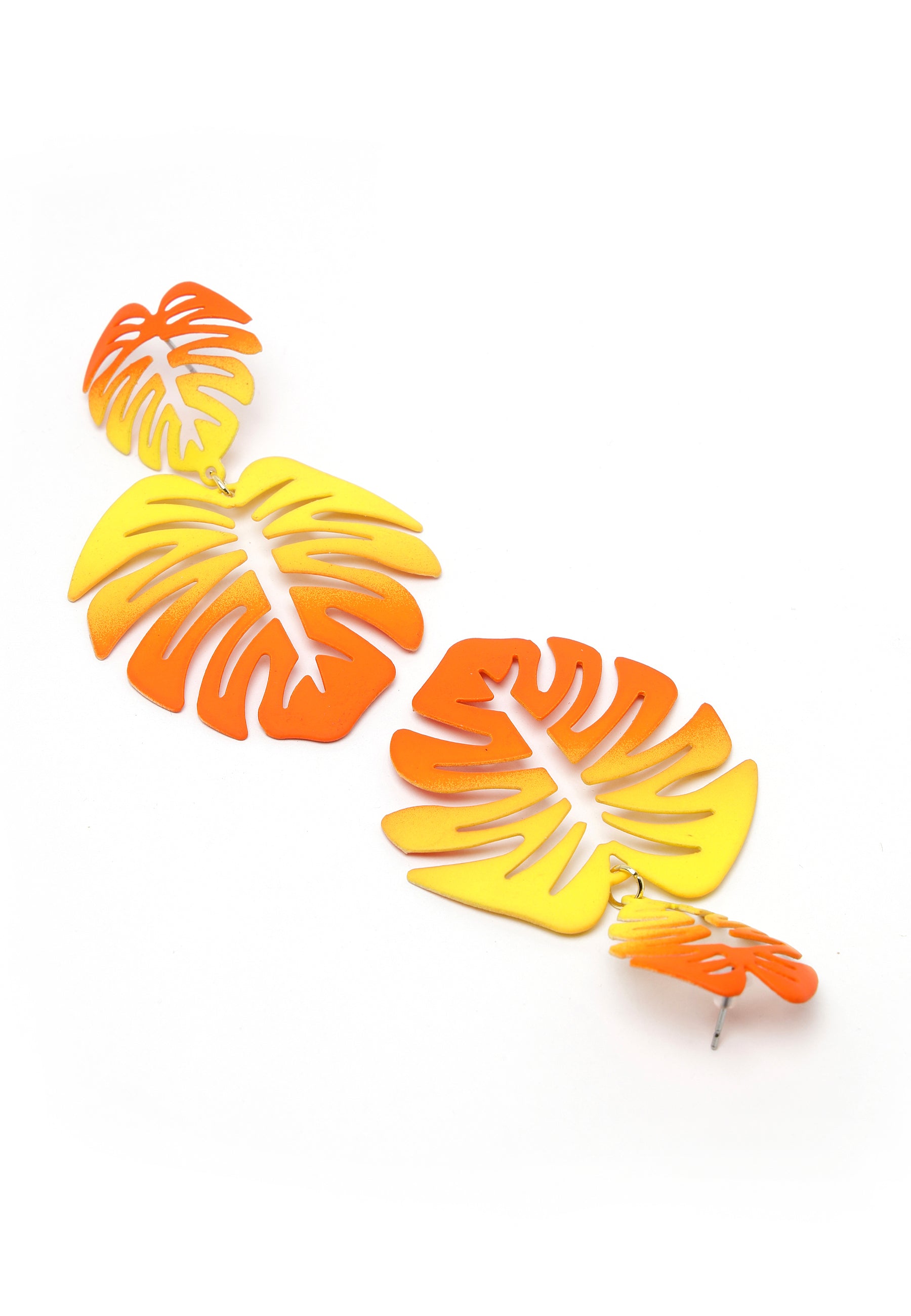 Kolczyki zwisające z pomarańczowymi liśćmi palmowymi
