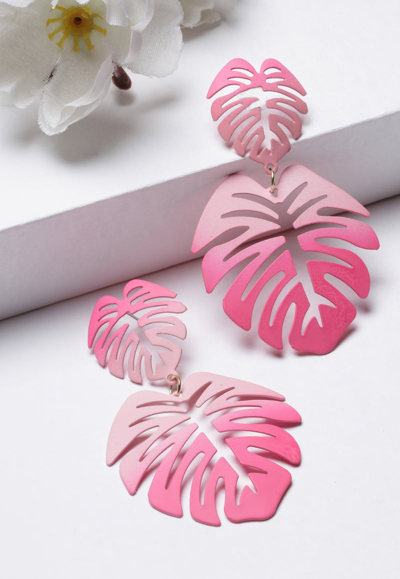Orecchini pendenti con foglie di palma rosa