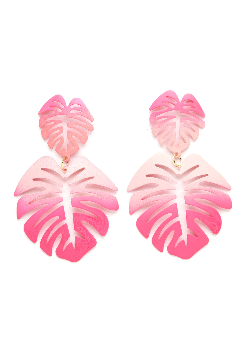 Kolczyki zwisające z różowymi liśćmi palmowymi
