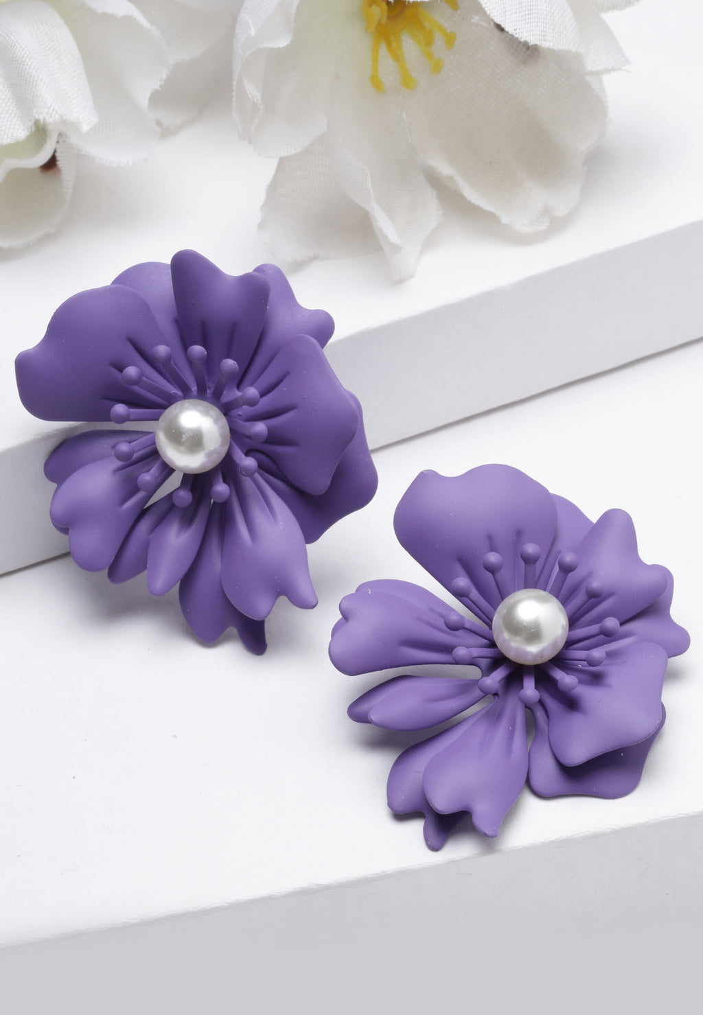 Pendientes de perlas florales en violeta
