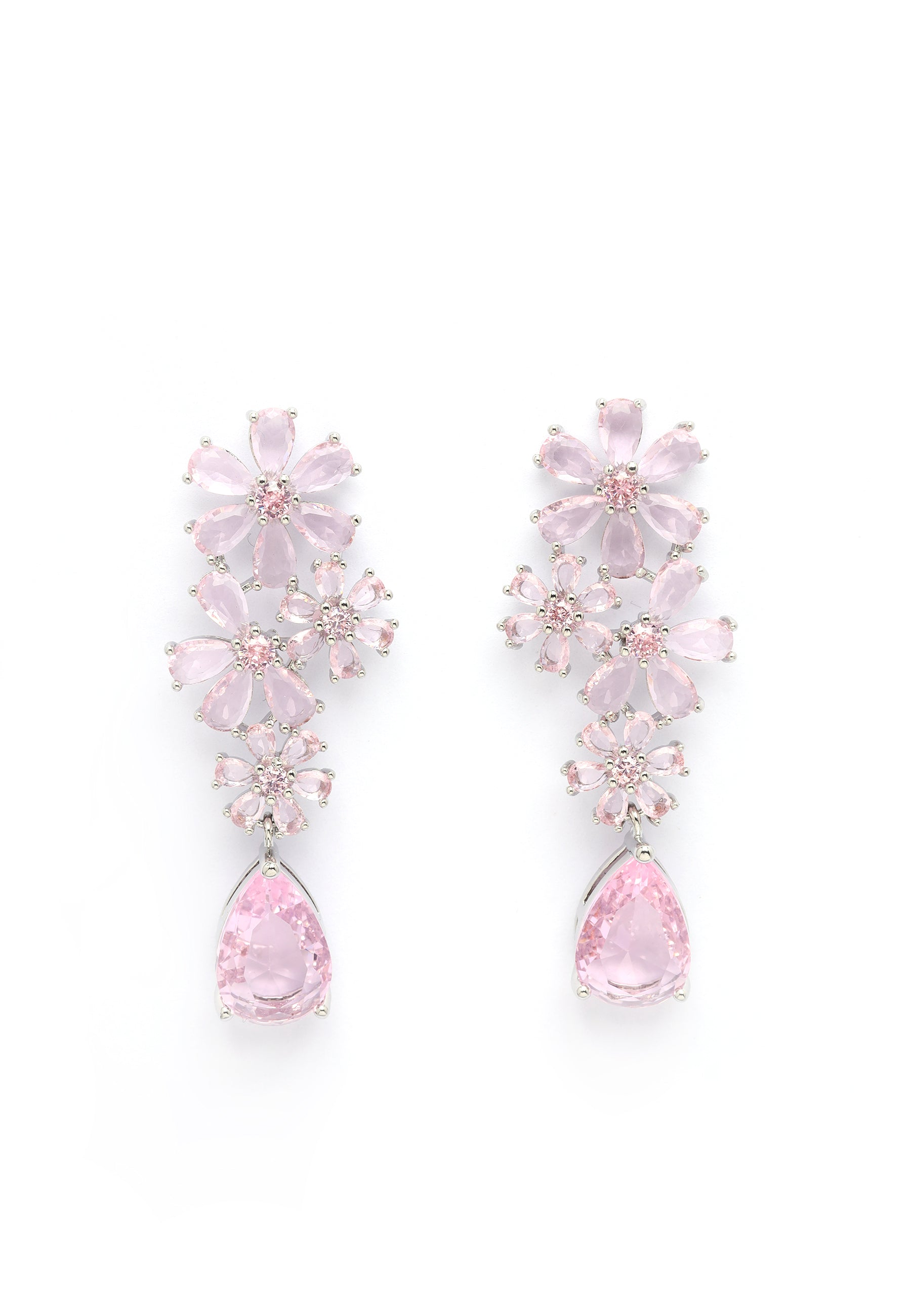 Boucles d'oreilles et collier en fleurs épanouies