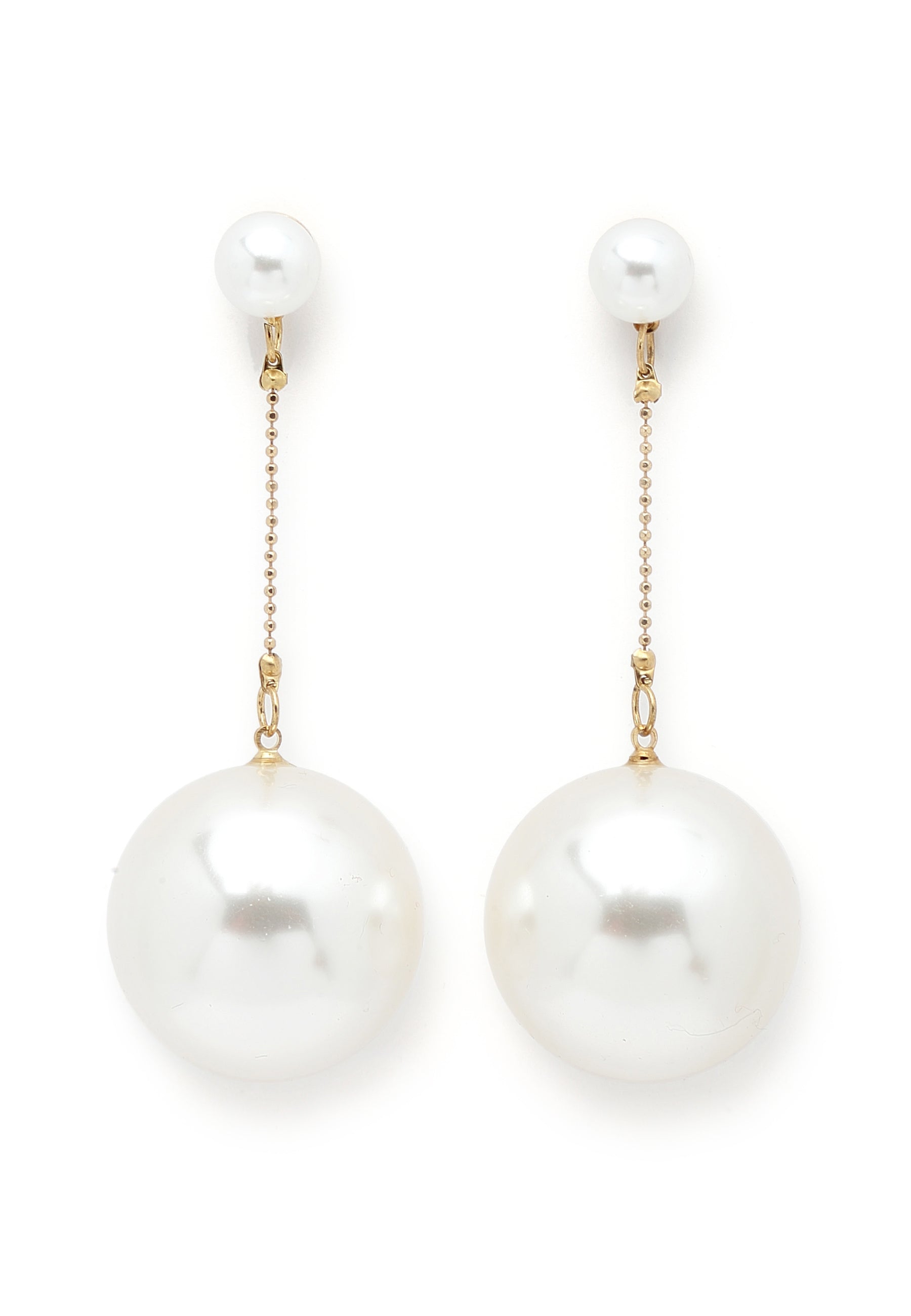 Iconici orecchini pendenti con perle