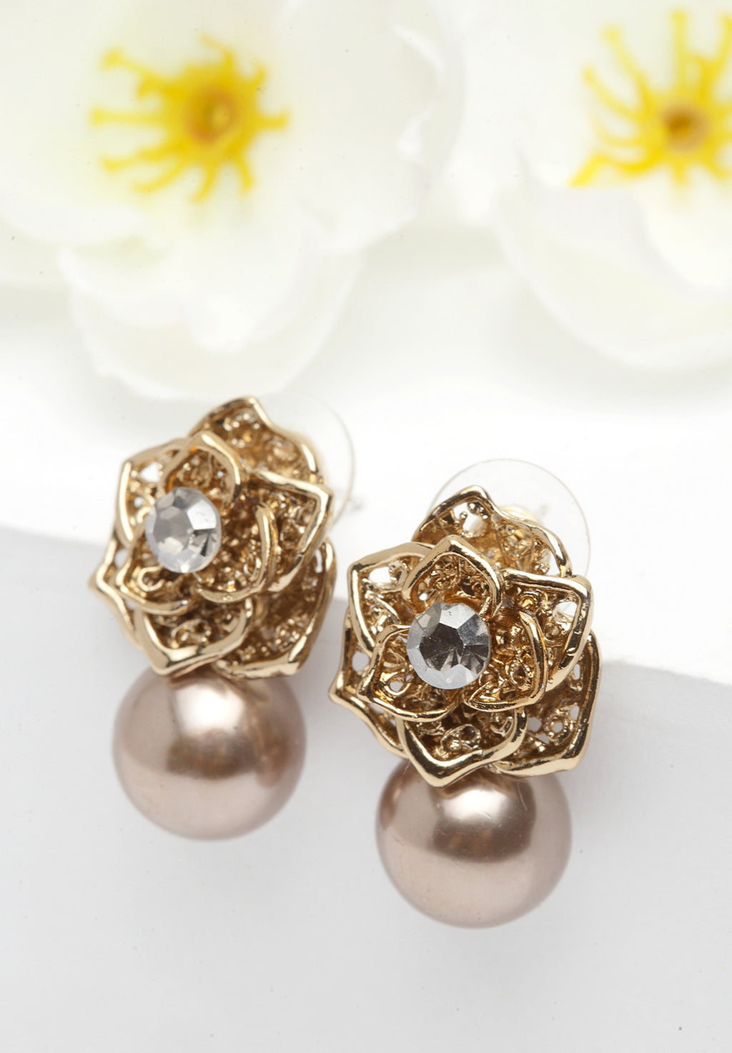 Elegantes aretes de cristal rosa chapados en oro