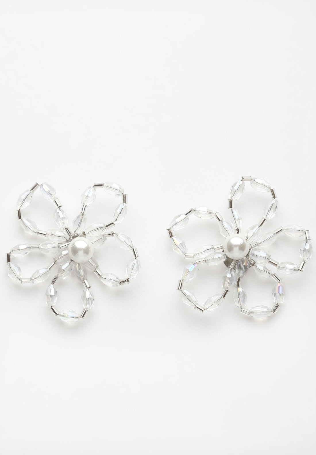 Aretes de cristal floral blanco