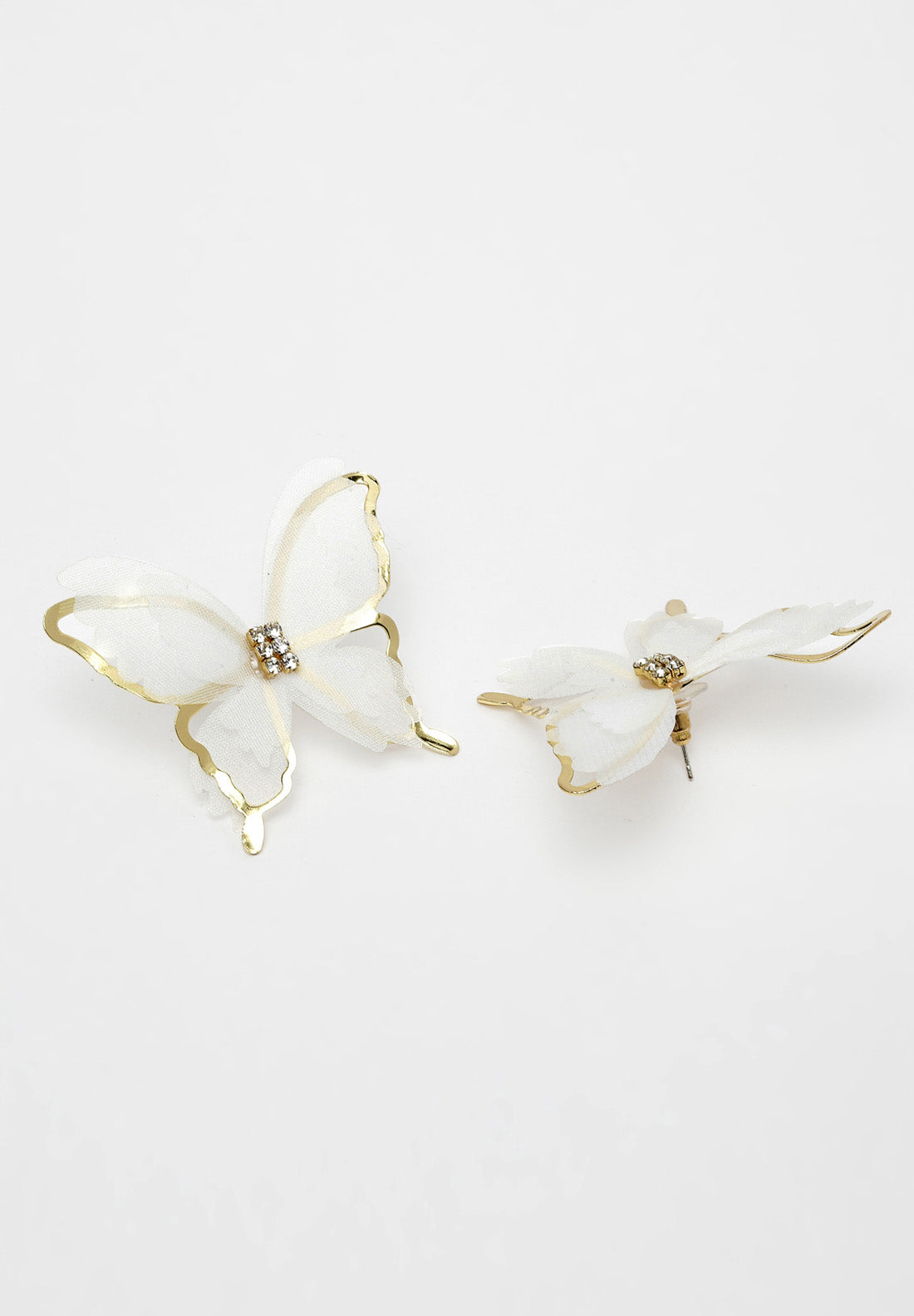 Aretes con cristales de mariposa dorados y blancos
