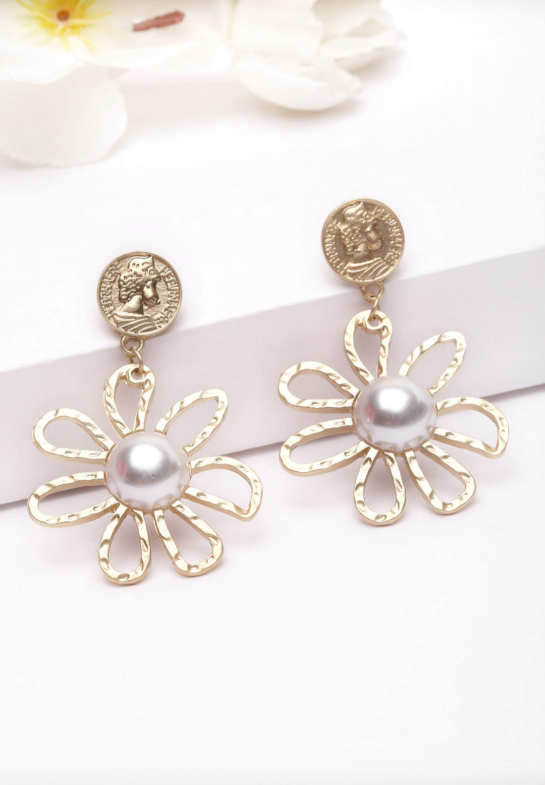 Boucles d'oreilles dorées à perles florales