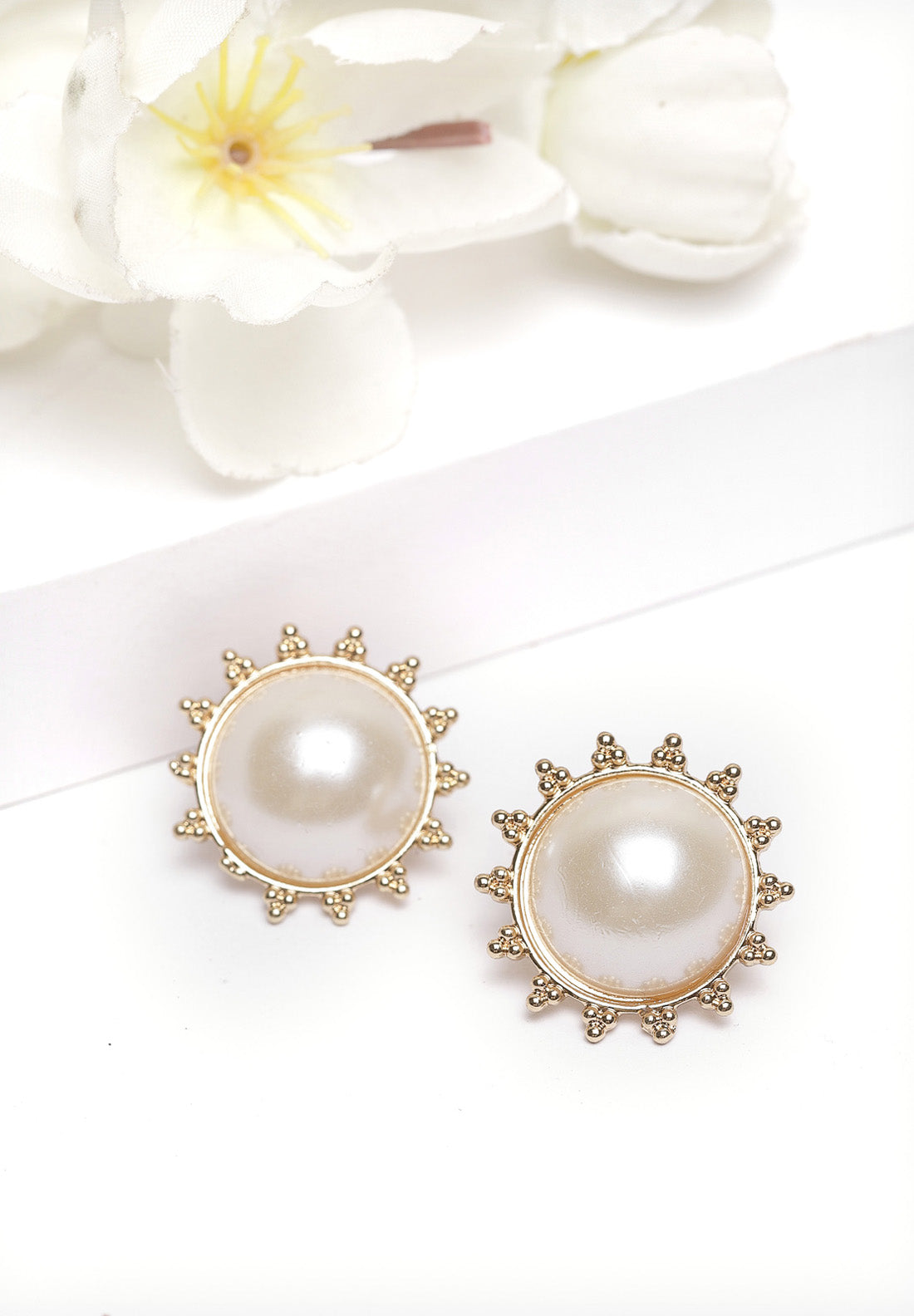 Złote okrągłe kolczyki z perłami