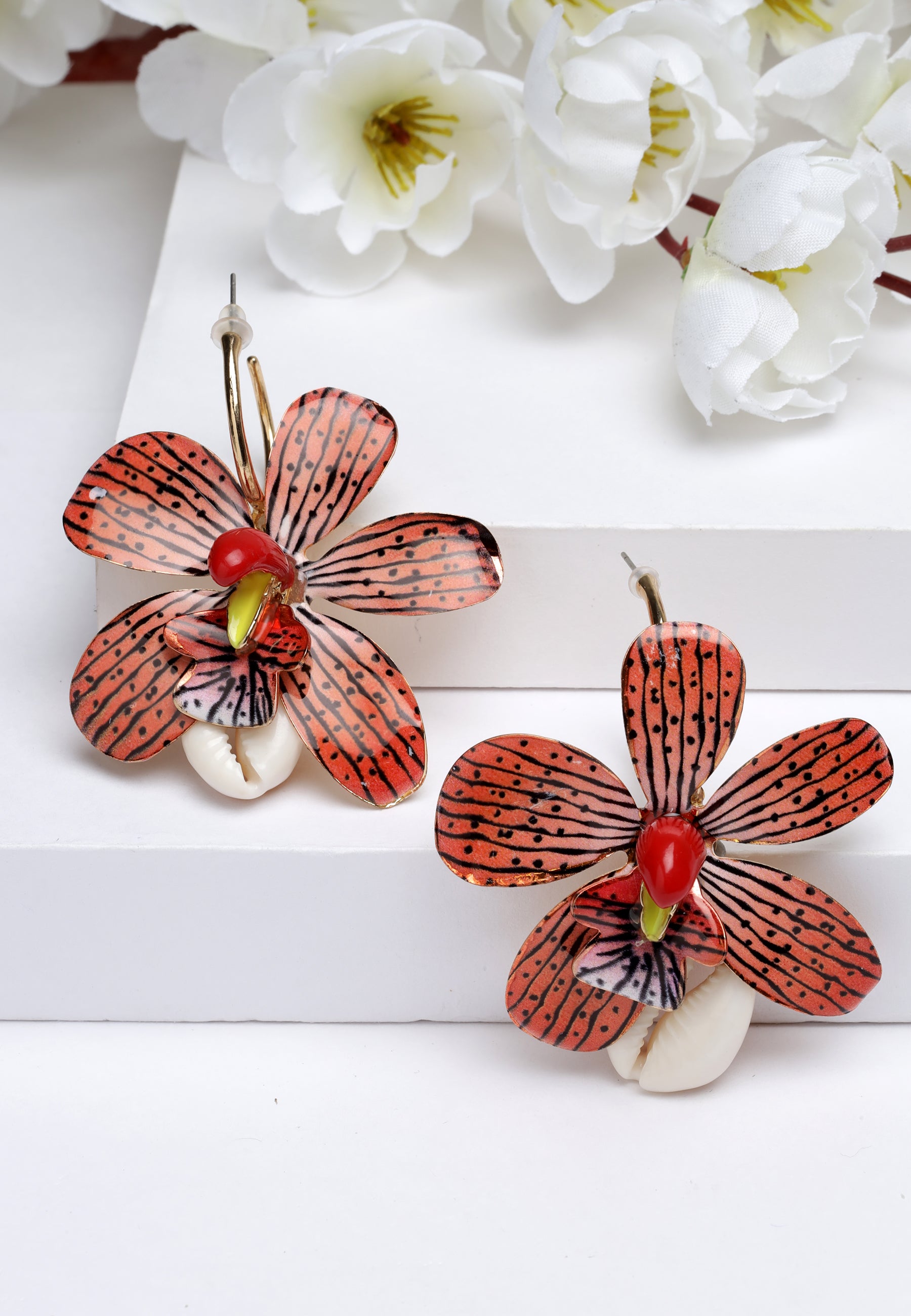 Blumenohrring aus Kaurimuschel